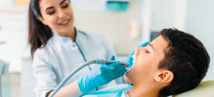 Niño en consulta odontológica
