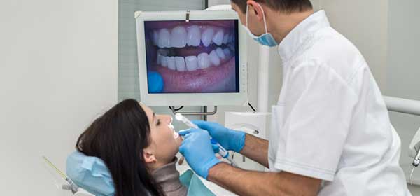 Doctor en revisión con cámara intraoral