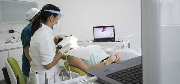 Odontóloga en revisión intraoral