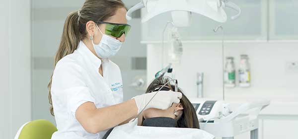 Odontóloga en procedimiento con laser