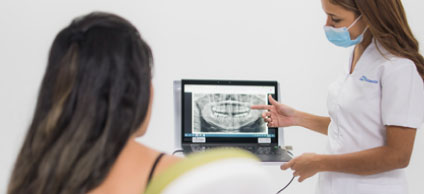 Odontóloga mostrando implantes