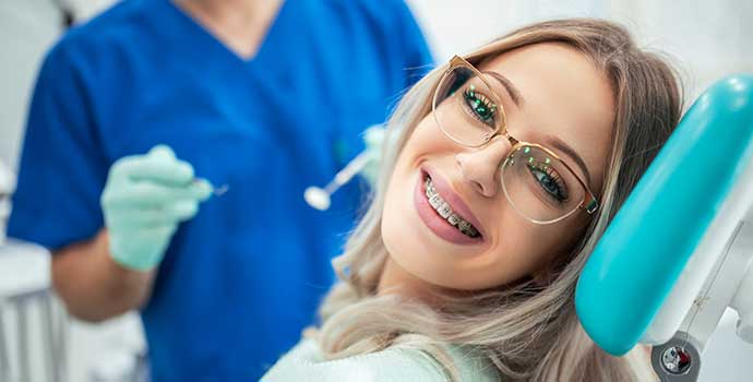 Paciente sonriendo con ortodoncia