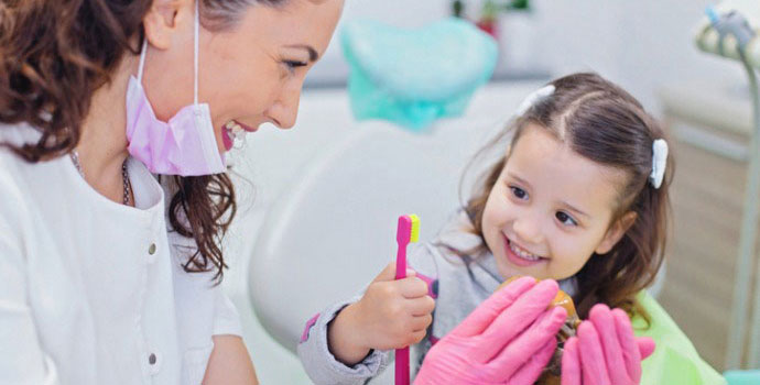 Niño en consulta mensual