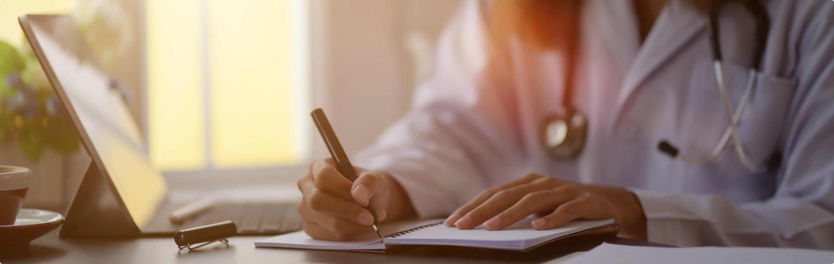 Doctora consultando agenda