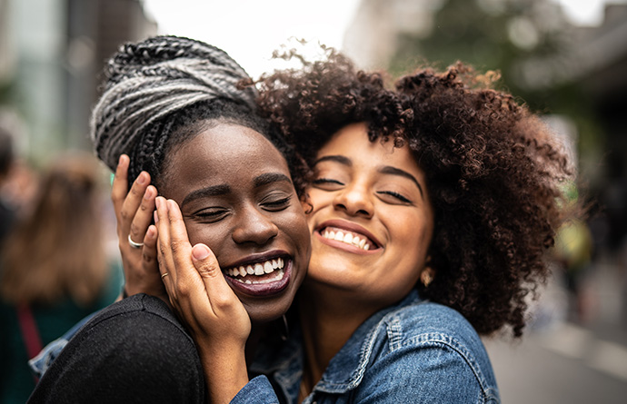Mujeres afro abrazándose