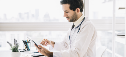 Doctor evaluando resultados