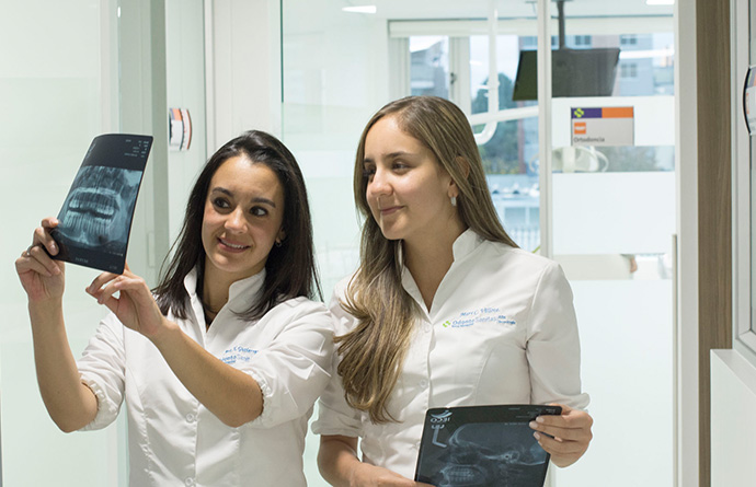 Odontólogas revisando radiografías