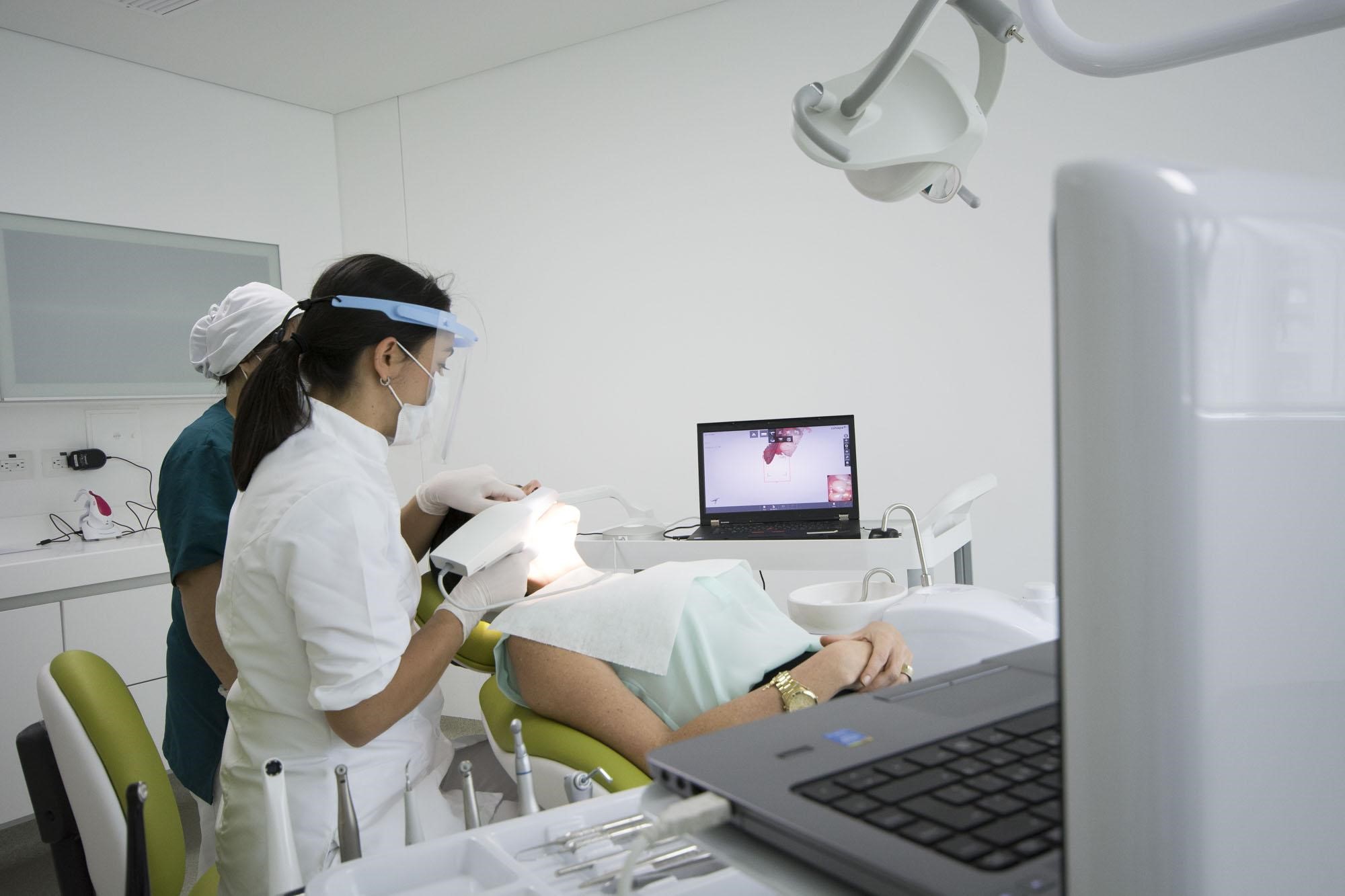 Odontóloga colocando implantes dentales