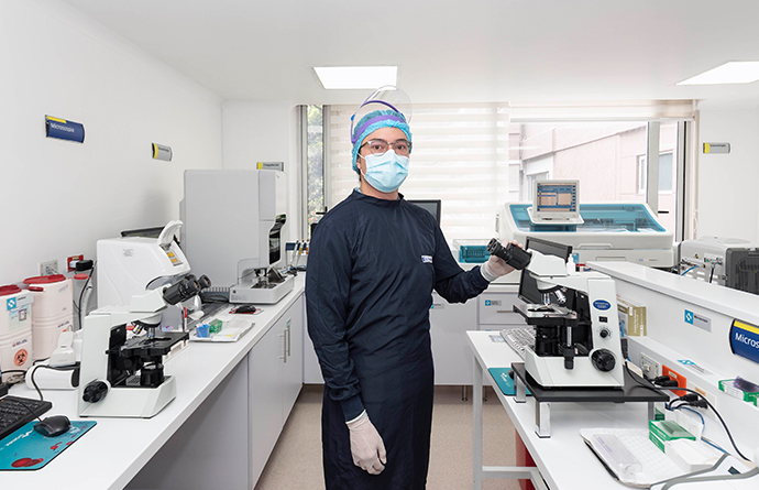Bacteriólogo analizando muestras de patología